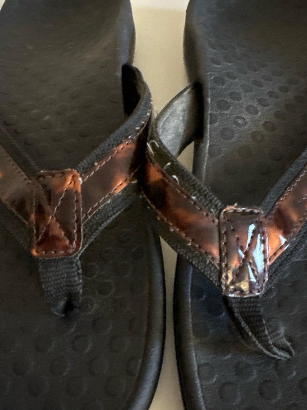 Vionic Black Flip Flop Sandals with Brown Tortoiseshell Straps 8.5